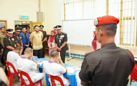 Raja Muda berkenan lawat pusat koreksional, ramah mesra bersama penghuni