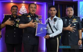 Polis trafik tular boncengkan warga emas dapat sijil penghargaan