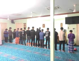 Lepas ditahan 14 penunggang motosikal dibawa ke surau solat Subuh berjemaah