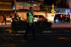 Anggota JPJ cedera dirempuh, pemandu kereta lari sekatan jalan raya