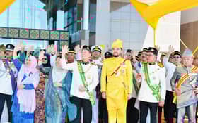 Raja Muda berkenan rai keberangkatan pulang Agong, Raja Permaisuri