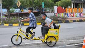 边骑自行车.三轮车 边欣赏美景  乌雪市会欢迎你来新古毛游玩