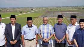 Al-Sultan Abdullah berangkat melawat Galeri Padi di Sekinchan