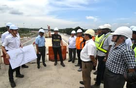 Kerja naik taraf jalan rosak seluruh negeri diteruskan demi keselesaan rakyat