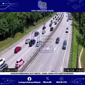 Aliran trafik bergerak perlahan di lebuh raya utama