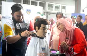 Raja Muda berkenan cuba gunting rambut, bertemu pelatih IKBN