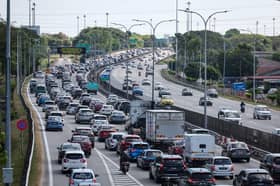 Aliran trafik perlahan menuju ke ibu negara malam ini