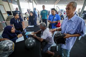 Central Zone Madani Rakyat visitors get new helmets, cheap goods