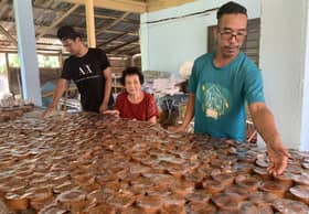 Dua pemuda Melayu jadi tulang belakang pembuatan kuih bakul di Kuala Krai