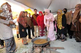 Tengku Permaisuri Selangor berkenan kacau bubur merah di majlis kenduri rakyat