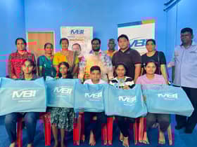 MBI serah komputer riba kepada lima keluarga B40 di Bukit Melawati