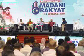 Anwar sings the praises of Selangor civil servants’ performance