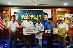 Sempena Ramadan, 53 institusi Islam di DUN Sungai Air Tawar terima sumbangan