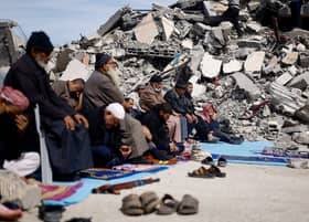 Rakyat Palestin solat tarawih di celah runtuhan masjid