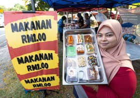Jual makanan RM1 bantu orang susah, 2,000 pek habis setiap hari