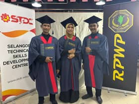 Tiga beranak serentak tamat kursus sijil kemahiran tajaan MBI