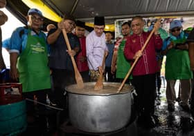 PM rasmi program masak bubur lambuk, agih bantuan makanan