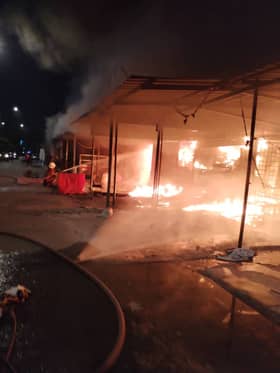 Kedai runcit, stor antara lima kedai musnah dalam kebakaran