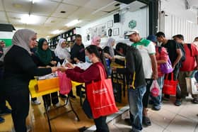 PKNS kongsi rezeki dengan gelandangan sekitar Chow Kit, agih 300 pek makanan