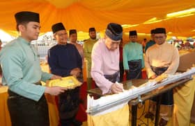 Sultan berkenan rasmi Masjid Jamek At-Tuqo, serah sumbangan raya kepada 466 asnaf