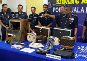 Empat jongkong emas bernilai RM1 juta ditemukan di dasar sungai