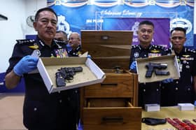 Lelaki ditahan, ubah suai meja jadi tempat simpan pistol