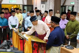 Sultan rasmi Masjid Darul Ehsan, serah sumbangan Aidilfitri kepada asnaf