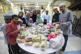 Lebihan makanan bazar diagih elak bazir, sisa pepejal dibersih