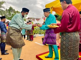 Sultan serah sumbangan raya RM262,500 kepada 525 asnaf di Hulu Langat