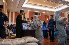 Asnaf, kakitangan istana terima beras sumbangan peribadi Agong