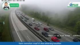 Aliran trafik mula perlahan di lebuh raya utama pagi ini