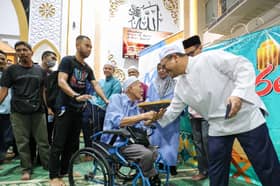 MB hulur sumbangan kepada asnaf, tambah keceriaan sambut raya