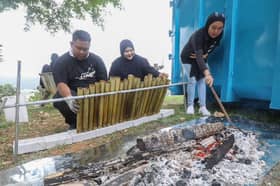 MB's office, Team Selangor gather to prepare Aidilfitri feast for community