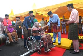 Sultan officiates Masjid Bandar Saujana Putra, donates to asnaf