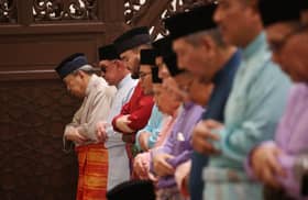 Selangor Sultan breaks fast with rakyat, distributes aid to asnaf