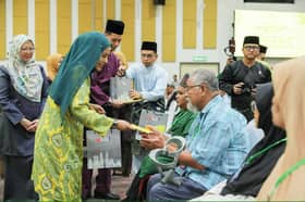 Queen presents Aidilfitri contributions to 500 recipients
