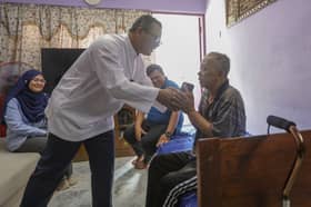 Terharu anak jual kereta demi rawatan bapa, MB salur sumbangan peribadi