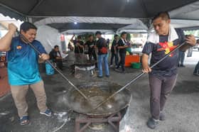 Pejabat MB, Team Selangor gotong-royong masak juadah raya, agih kepada komuniti