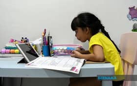 我国去年约56%儿童  每日上网1至4小时