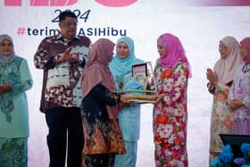 Ibu gigih bawa anak hidap cerebral palsy ulang-alik hospital terima Anugerah Inspirasi Ibu