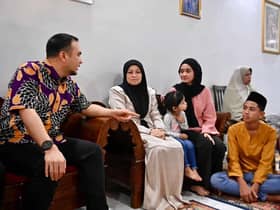 Anwar gives aid to family of man killed by toppled tree