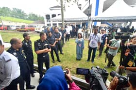 Calon Kerajaan Perpaduan tinjau proses undi awal, seru tunai tanggungjawab