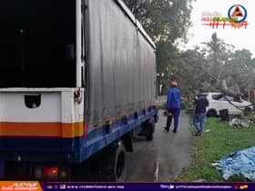 Pokok tumbang hempap tiga kereta, tiada kemalangan jiwa dilaporkan