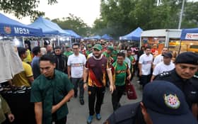 Tengku Amir visits Section 7 pasar malam in Shah Alam