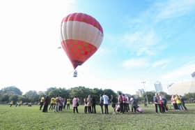Pengunjung karnival PKNS teruja naik belon udara panas percuma