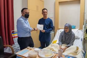 Anwar sampaikan sumbangan kepada penyampai berita, doakan isteri diberi kekuatan