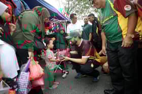 Tengku Amir Shah kunjungi pasar malam, ramah mesra dengan orang ramai