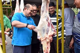 Anwar sumbang 35 ekor lembu kepada Felda, semarak kerjasama antara peneroka