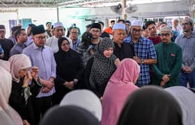 PM visits Fadhlina's family over her mother's demise