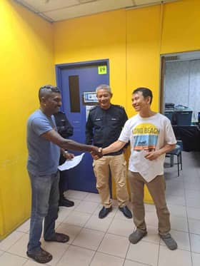 Atas semangat perpaduan dua lelaki gaduh di kedai runcit berbaik